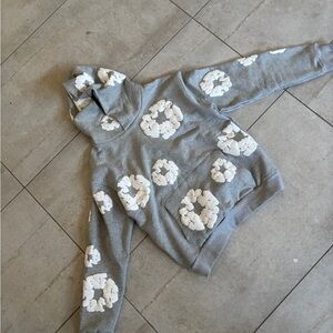 Gray Hoodie with White Cloud Patterns

Willing to offer prices
1:1